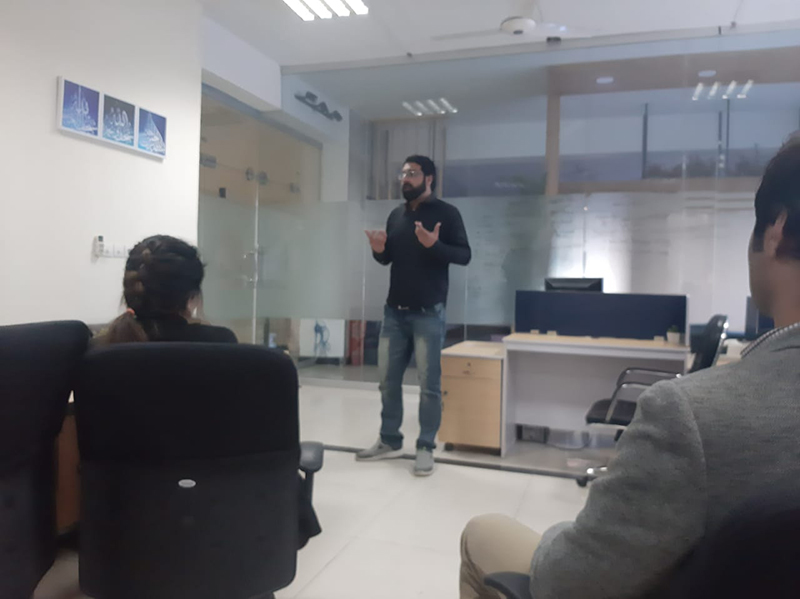 Ihtisham Zahoor speaking at a meetup.